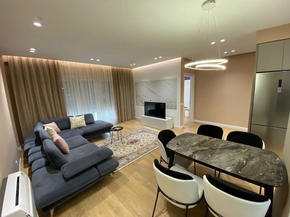 Tirane, jepet me qera apartament 2+1+Aneks+Ballkon Kati 1, 650 € (selvia , rruga e dibres , gjimnazi partizani)