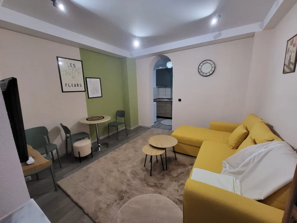 Tirane, jepet me qera apartament 1+1 , 55 m² 