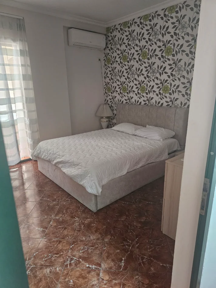Tirane, jepet me qera apartament 1+1+Aneks+Ballkon Kati 2, 600 € (ish blloku)