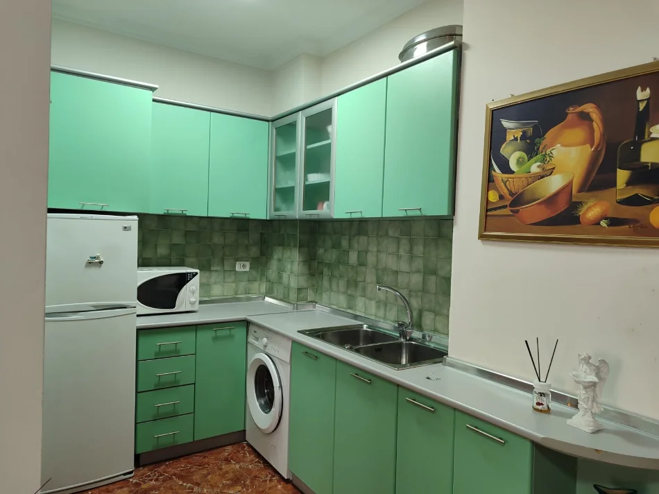 Tirane, jepet me qera apartament 1+1+Aneks+Ballkon Kati 2, 600 € (vasil shanto)
