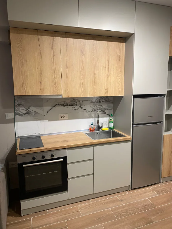 Tirane, jepet me qera garsoniere 1+1 Kati 0, 25 m² 450 € (Rruga Mihal Popi, prane Stadiumit Dinamo)