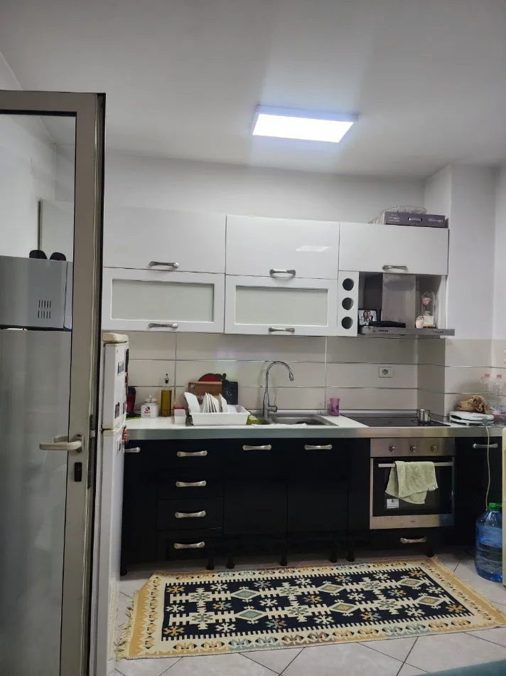 Shitet Apartament 1+1 tek Ish Parku, Rruga e Kavajës afer Report Tv,  163.000