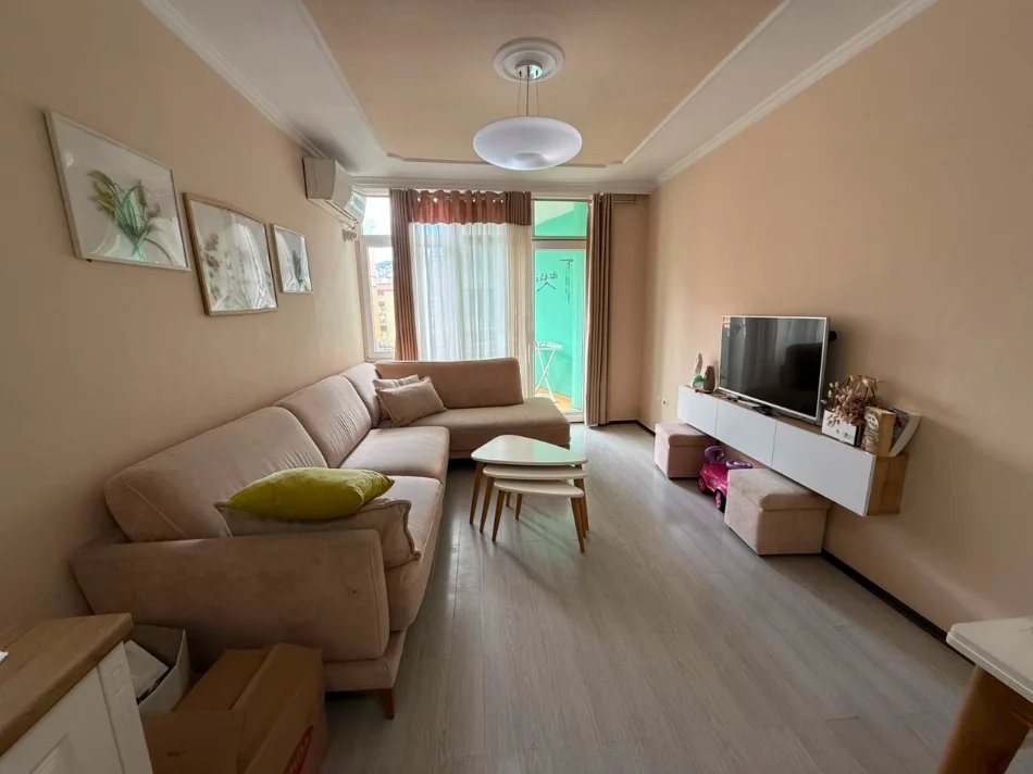 Tirane, jepet me qera apartament 2+1+Aneks+Ballkon Kati 5, 95 m² 750 € (komuna e parisit)