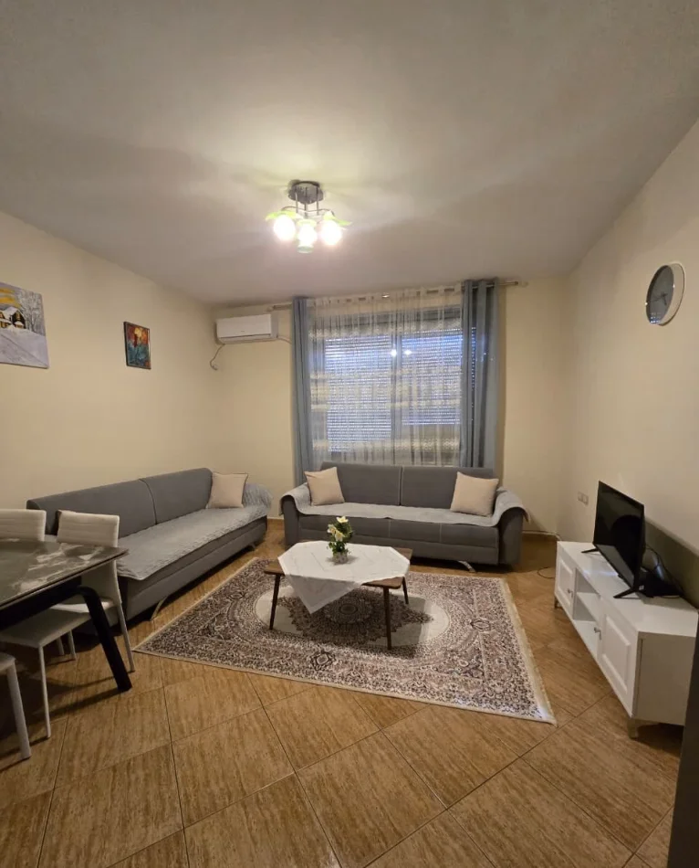 Tirane, jepet me qera apartament 2+1+Aneks+Ballkon Kati 5, 800 € (rruga e kosovareve)
