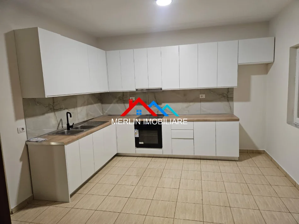 Tirane, jepet me qera apartament 2+1 Kati 1, 110 m² 550 € (Rruga S. Bruzi)