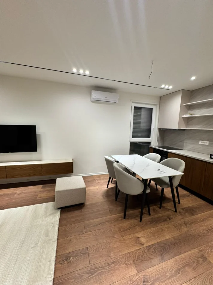 Tirane, jepet me qera apartament 1+1 Kati 4, 50 m² 700 € (Rruga Xhanfize Keko)