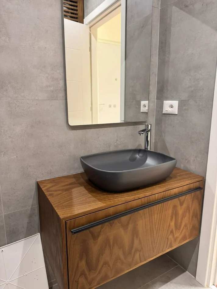 Tirane, jepet me qera apartament 1+1 Kati 4, 50 m² 700 € (Rruga Xhanfize Keko)
