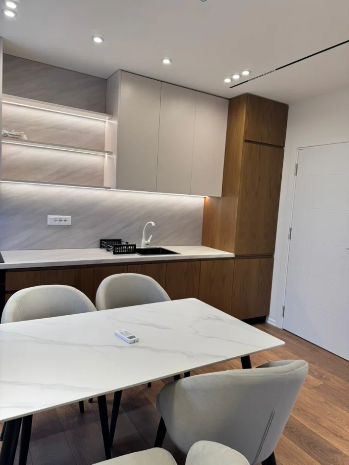 Tirane, jepet me qera apartament 1+1 Kati 4, 50 m² 700 € (Rruga Xhanfize Keko)