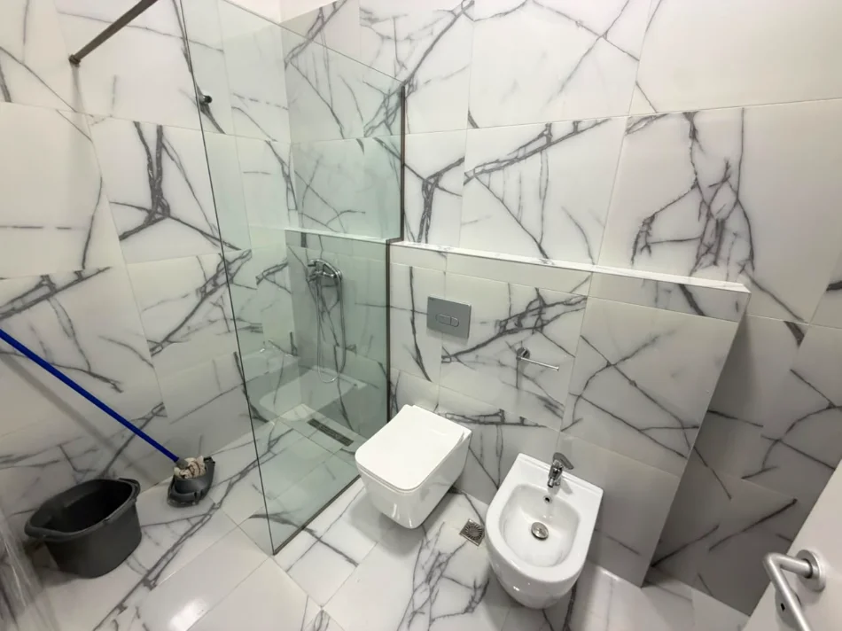 Tirane, jepet me qera apartament 1+1 Kati 8, 65 m² 585 € (Dritan Hoxha)