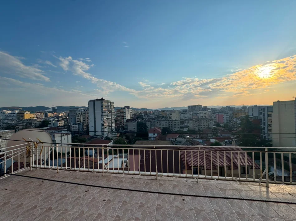 Tirane, jepet me qera apartament 2+1+Ballkon Kati 9, 110 m² 700 € (Rruga Fortuzi, Perballe Ministrise se Drejtesise)