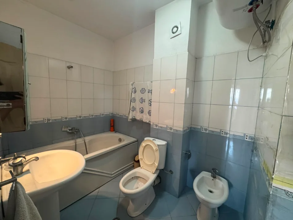 Tirane, jepet me qera apartament 2+1+Ballkon Kati 9, 110 m² 700 € (Rruga Fortuzi, Perballe Ministrise se Drejtesise)