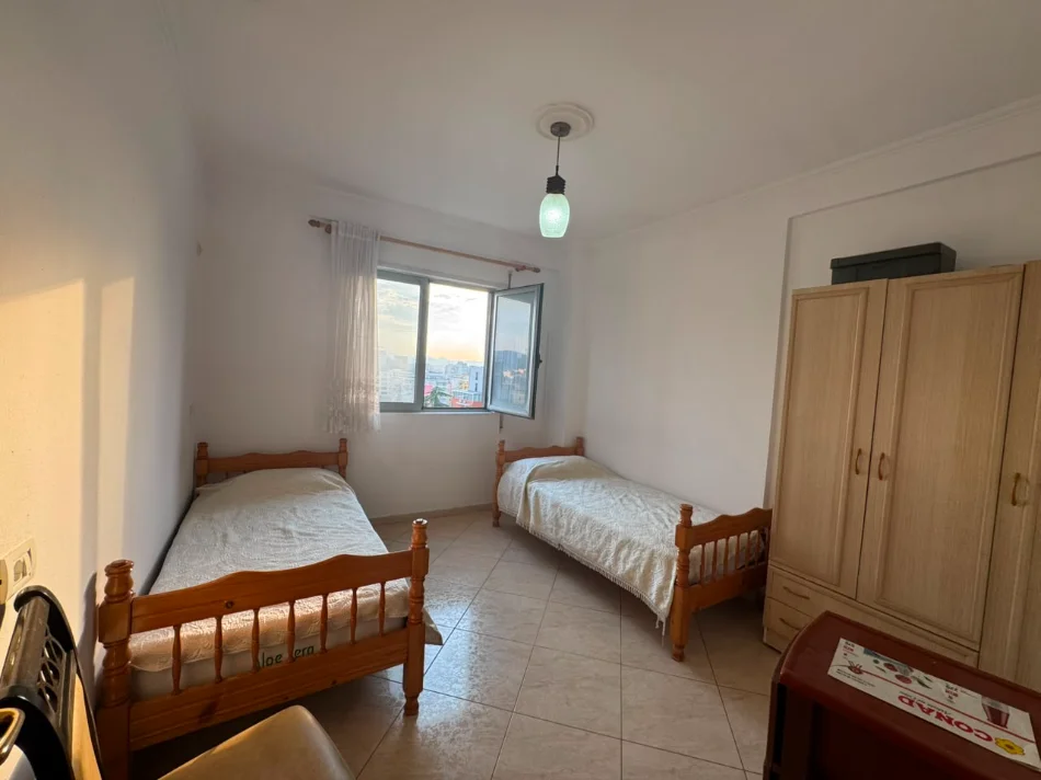 Tirane, jepet me qera apartament 2+1+Ballkon Kati 9, 110 m² 700 € (Rruga Fortuzi, Perballe Ministrise se Drejtesise)