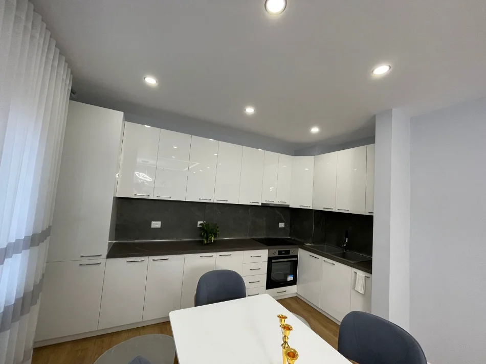 Tirane, jepet me qera apartament 2+1+2+Parkim, Kati 4, 120 m² 970 € (Zogu i Zi)