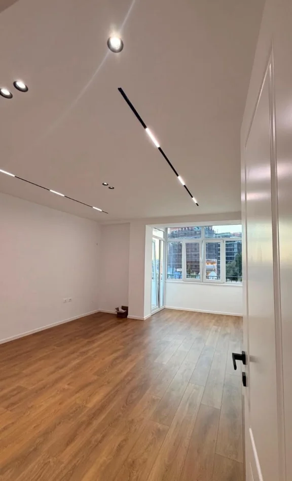 Tirane, jepet me qera zyre Kati 4, 75 m² 700 € (21 Dhjetori)