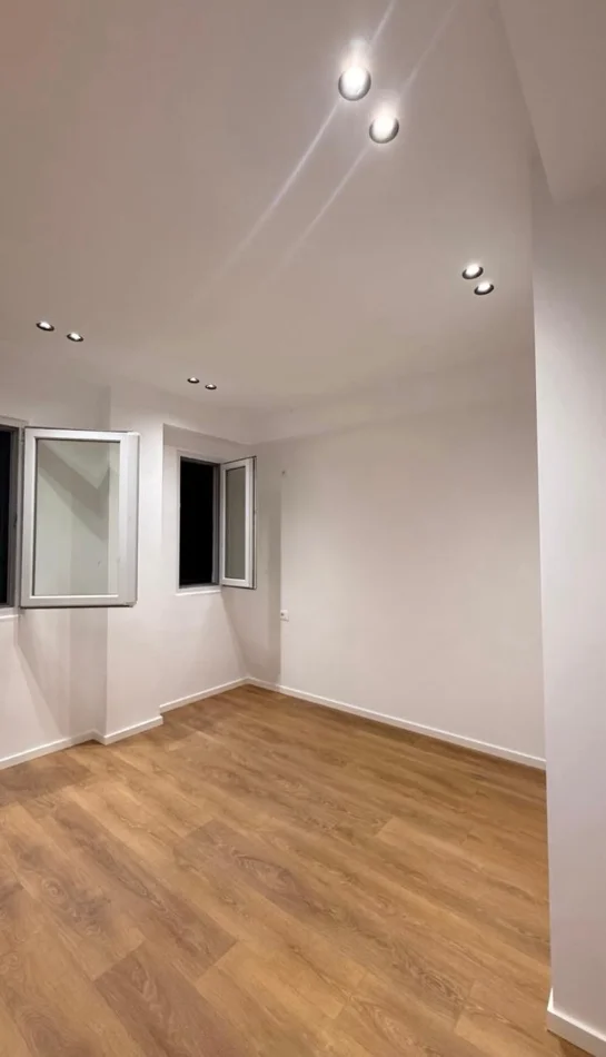 Tirane, jepet me qera zyre Kati 4, 75 m² 700 € (21 Dhjetori)