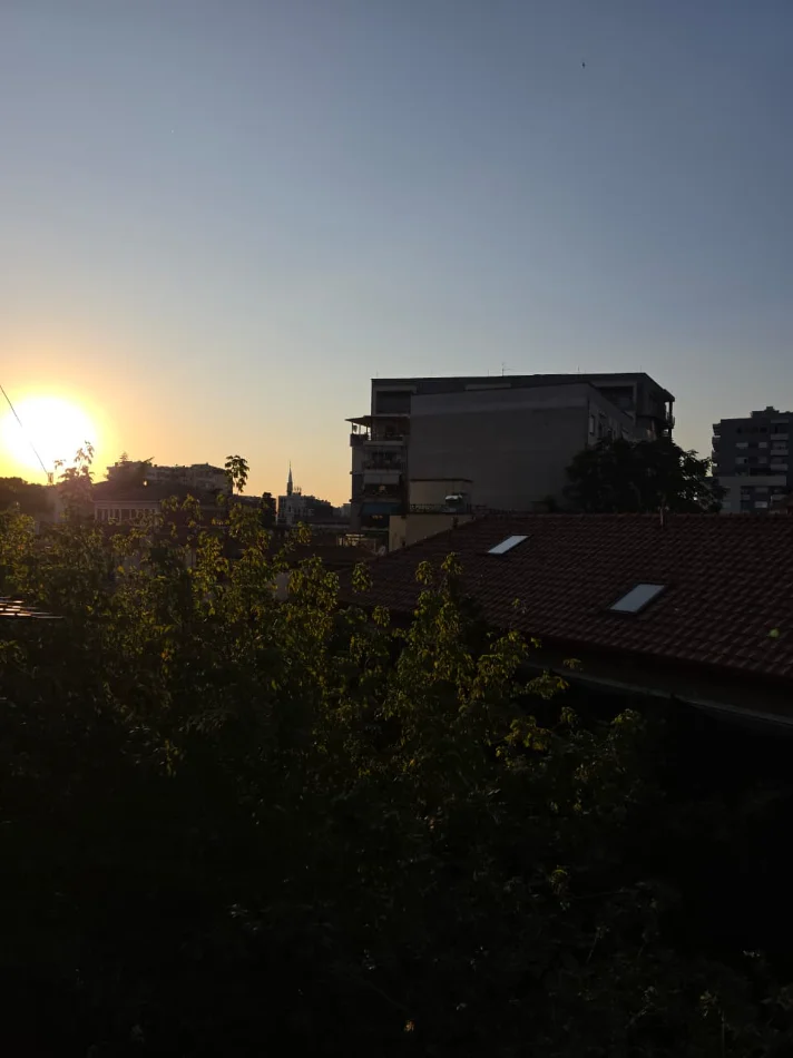 Me Qira: Zyrë 140 m² me 4 Ambiente Pune 2 WC🚾 4 Kondicioner - Kati 3📍 Pazari Ri (Rr.Tefta Tashko - SPAR 🏪) 1250€/Muaj ose 120,000Leke/Muaj
