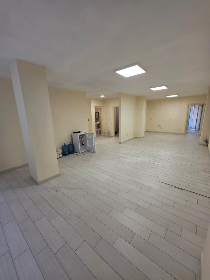 Me Qira: Zyrë 140 m² me 4 Ambiente Pune 2 WC🚾 4 Kondicioner - Kati 3📍 Pazari Ri (Rr.Tefta Tashko - SPAR 🏪) 1250€/Muaj ose 120,000Leke/Muaj