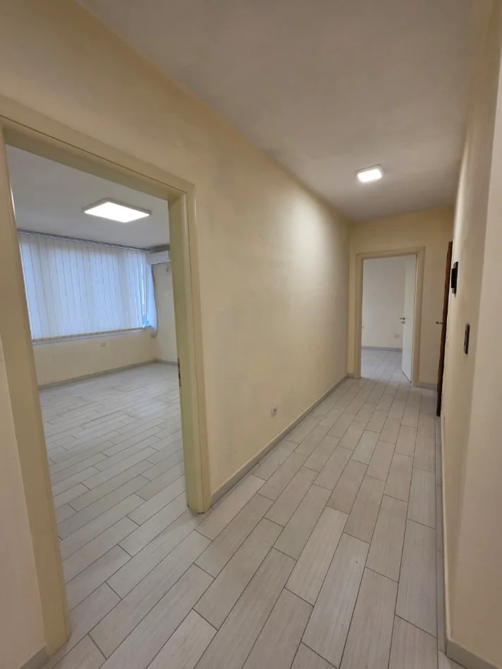 Me Qira: Zyrë 140 m² me 4 Ambiente Pune 2 WC🚾 4 Kondicioner - Kati 3📍 Pazari Ri (Rr.Tefta Tashko - SPAR 🏪) 1250€/Muaj ose 120,000Leke/Muaj