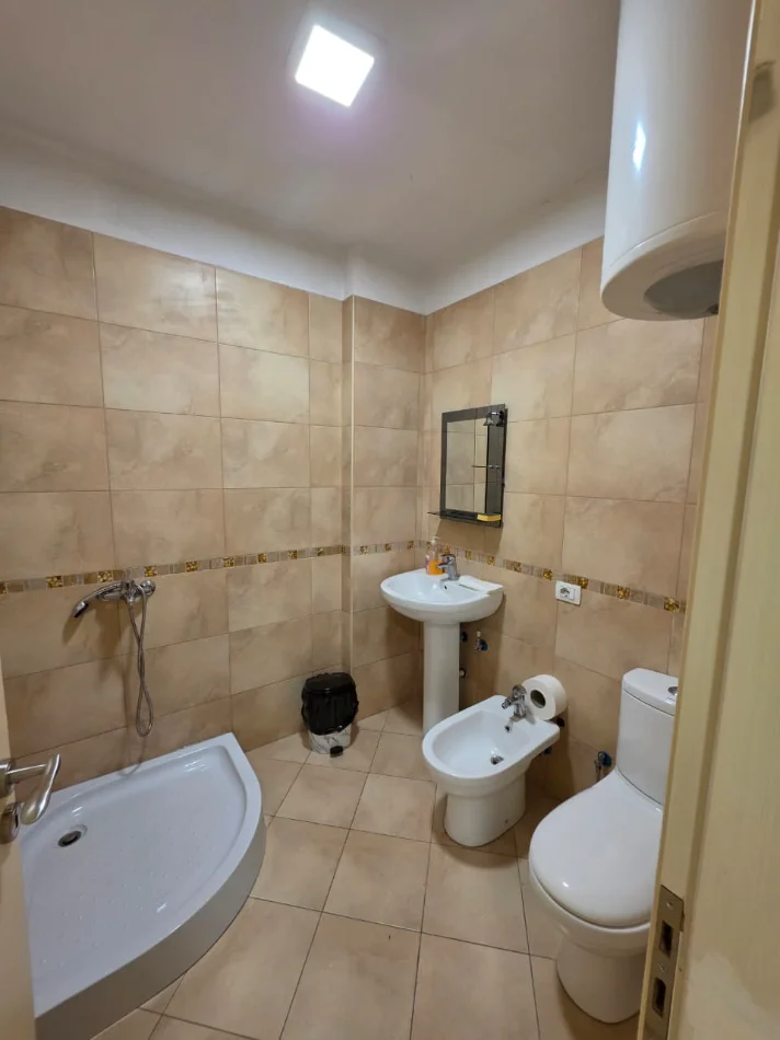 Me Qira: Zyrë 140 m² me 4 Ambiente Pune 2 WC🚾 4 Kondicioner - Kati 3📍 Pazari Ri (Rr.Tefta Tashko - SPAR 🏪) 1250€/Muaj ose 120,000Leke/Muaj