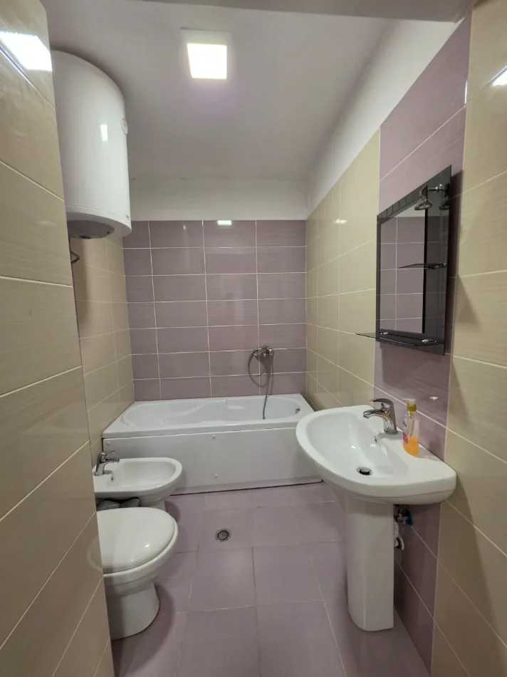 Me Qira: Zyrë 140 m² me 4 Ambiente Pune 2 WC🚾 4 Kondicioner - Kati 3📍 Pazari Ri (Rr.Tefta Tashko - SPAR 🏪) 1250€/Muaj ose 120,000Leke/Muaj