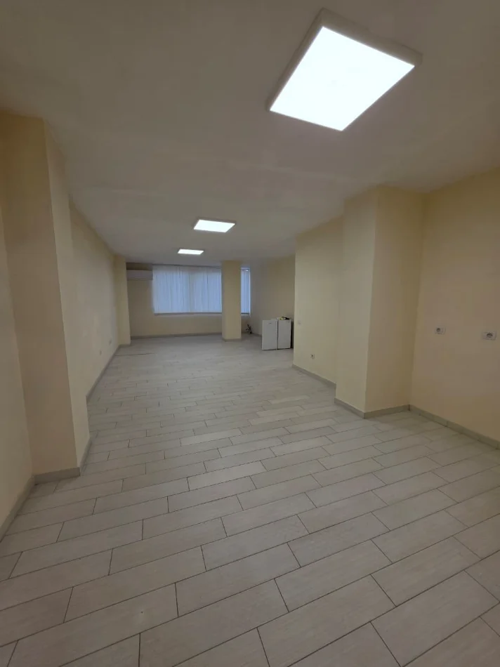 Me Qira: Zyrë 140 m² me 4 Ambiente Pune 2 WC🚾 4 Kondicioner - Kati 3📍 Pazari Ri (Rr.Tefta Tashko - SPAR 🏪) 1250€/Muaj ose 120,000Leke/Muaj