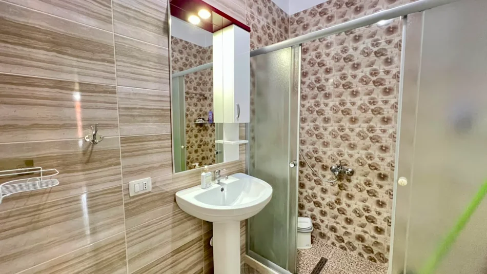 ME QERA: 1+1📍Qender (Prane Toptanit) - 65,000 Leke/Muaj - Pallat i Ri V.2018 - K.4 - SP.75m² || Ne Zemer Te Tiranes me akses te menjehershem🏃🏻‍♂️