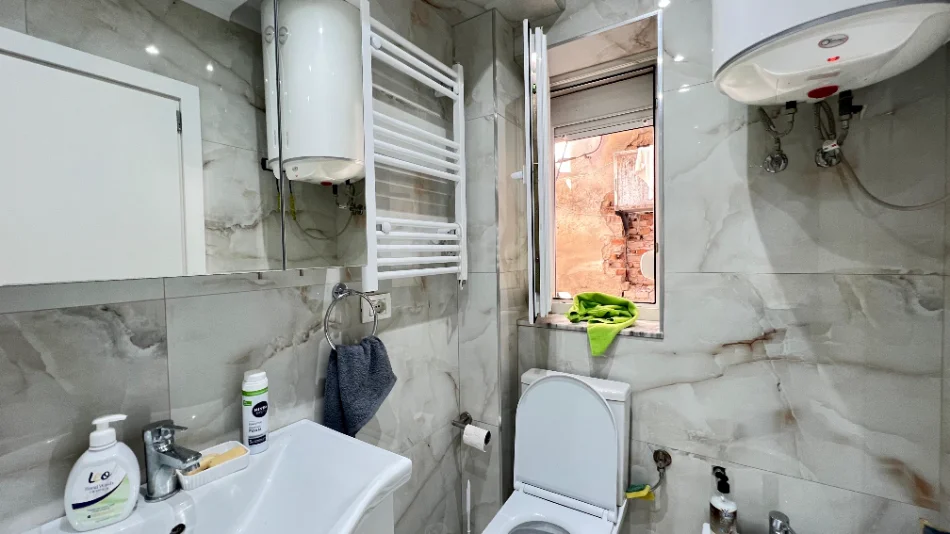 ME QERA: 2+1 📍Myslym Shyr (Prane Drejtoris se Policis) - 70,000 Leke/Muaj - Kati.1 - SP.80m² - E Rinovuar Totalisht - Akses shume i favorshem