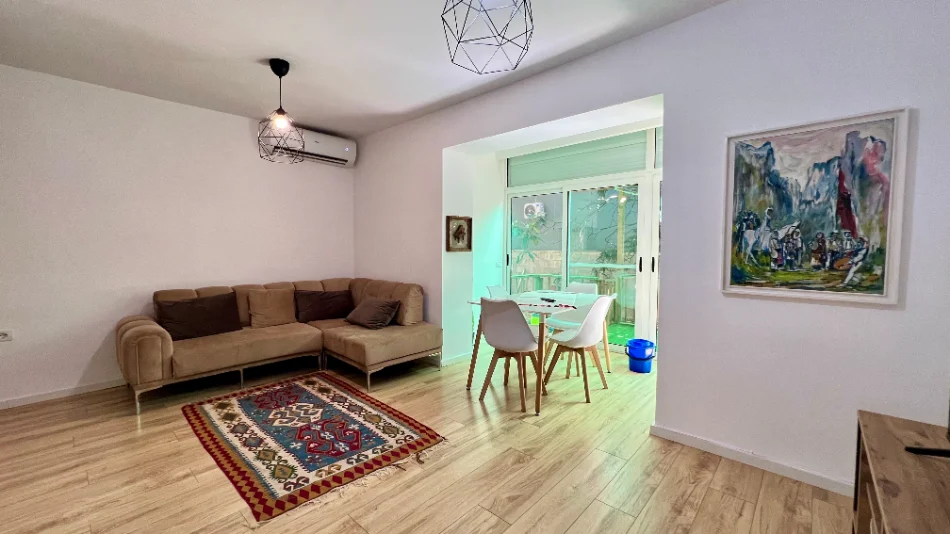 ME QERA: 2+1 📍Myslym Shyr (Prane Drejtoris se Policis) - 70,000 Leke/Muaj - Kati.1 - SP.80m² - E Rinovuar Totalisht - Akses shume i favorshem