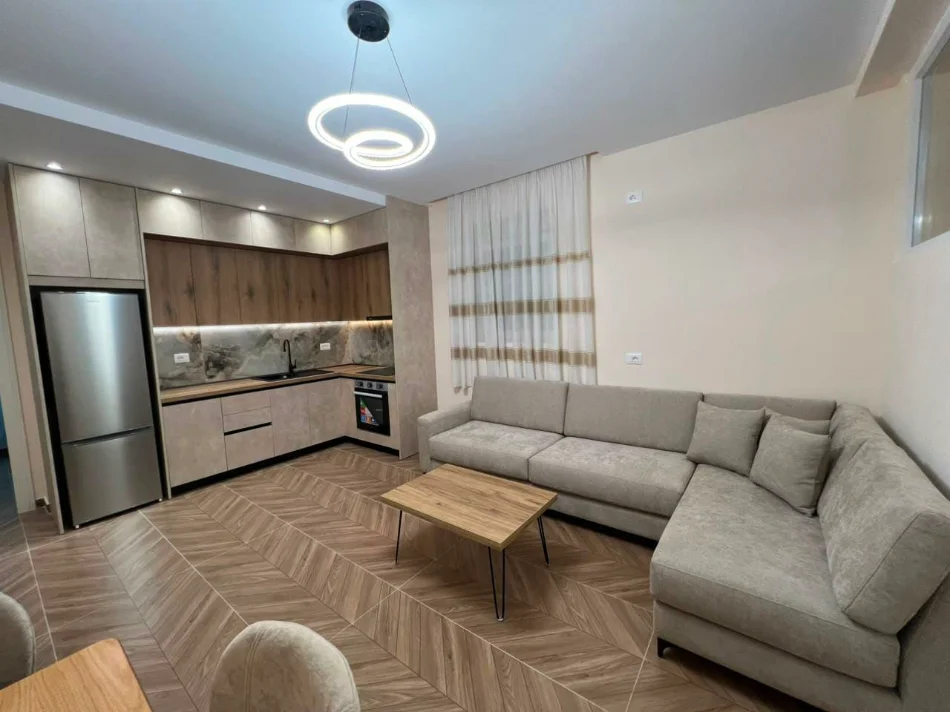 Tirane, jepet me qera apartament 2+1 Kati 1, 80 m² 500 € 