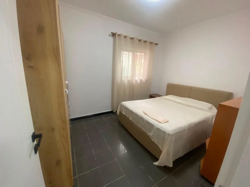 Tirane, jepet me qera apartament 1+1 Kati 1, 40 m² 450 € (XHAMLLIK)