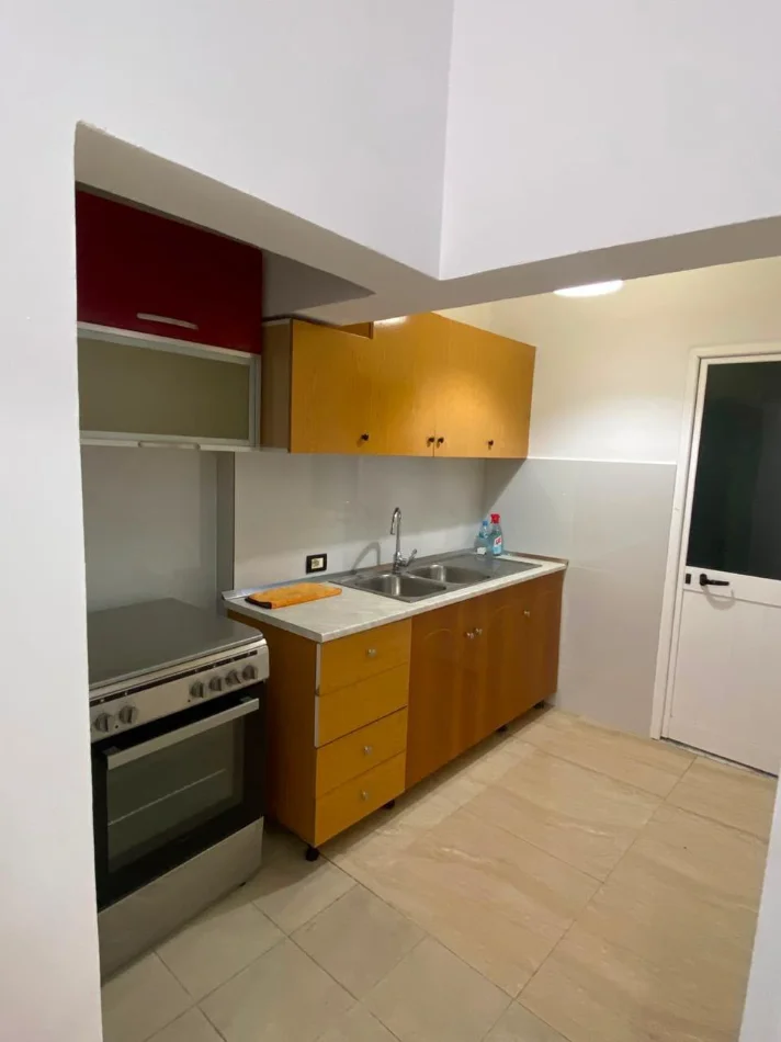 Tirane, jepet me qera apartament 1+1 Kati 1, 40 m² 450 € (XHAMLLIK)