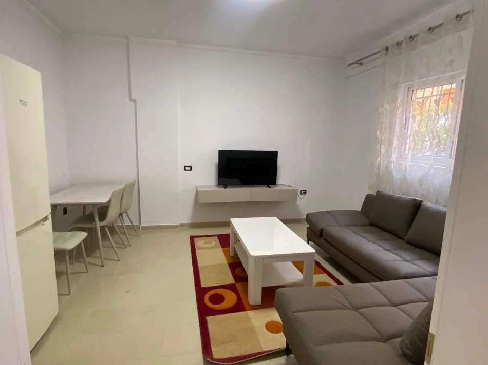 Tirane, jepet me qera apartament 1+1 Kati 1, 40 m² 450 € (XHAMLLIK)