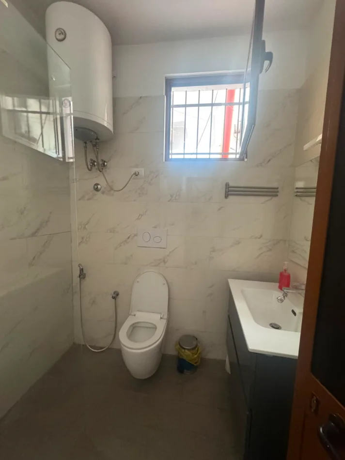 Tirane, jepet me qera ambjent biznesi Kati 0, 100 m² 1.300 € (Bulevardi Zogu I Pare)