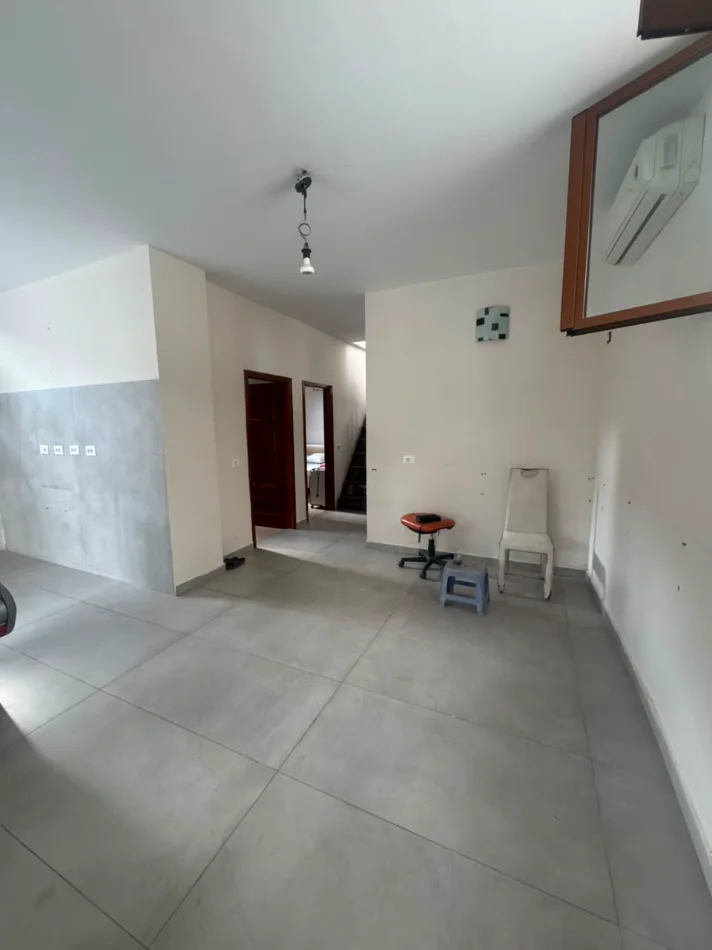 Tirane, jepet me qera ambjent biznesi Kati 0, 100 m² 1.300 € (Bulevardi Zogu I Pare)