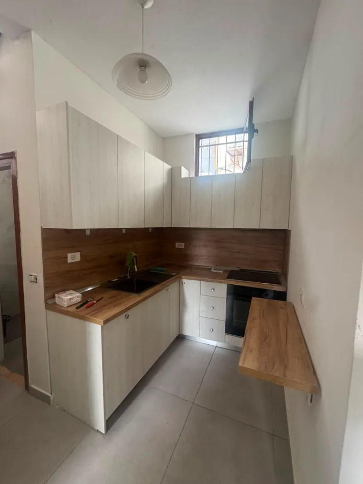 Tirane, jepet me qera ambjent biznesi Kati 0, 100 m² 1.300 € (Bulevardi Zogu I Pare)