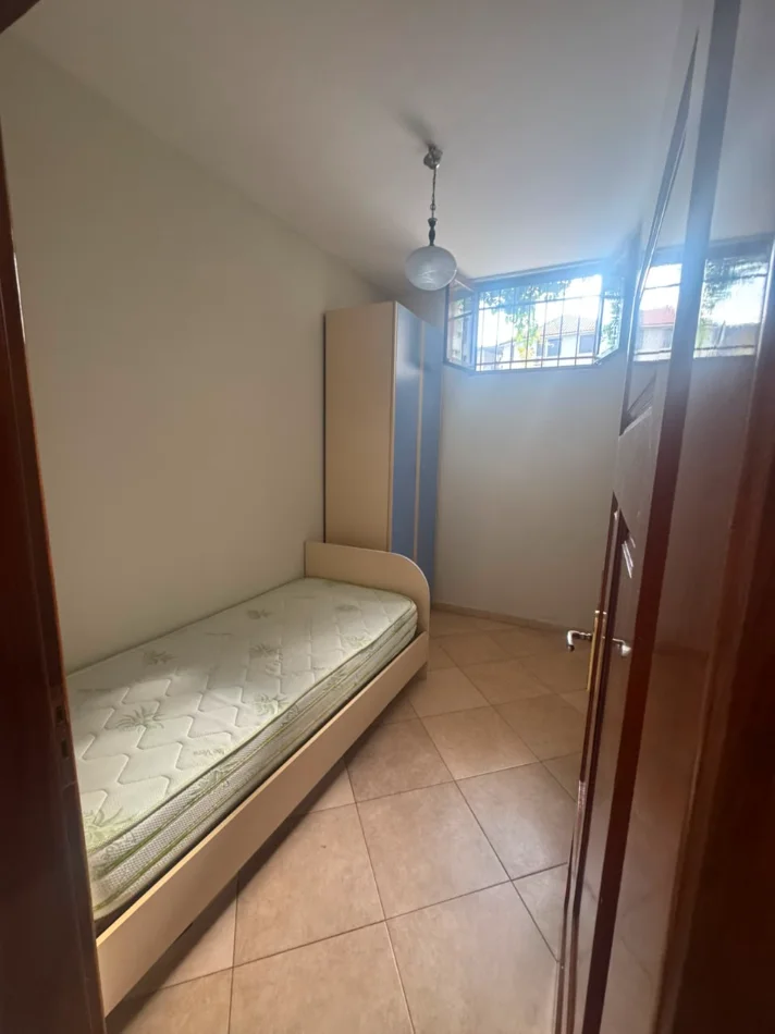 Tirane, jepet me qera ambjent biznesi Kati 0, 100 m² 1.300 € (Bulevardi Zogu I Pare)