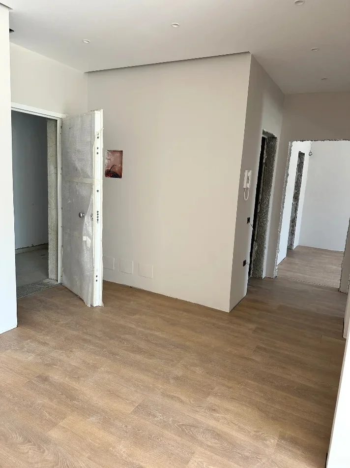 Tirane, jepet me qera zyre Kati 1, 117 m² 1.900 € (komuna e parisit)