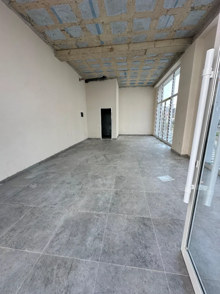 Tirane, jepet me qera ambjent biznesi Kati 0, 55 m² 499 € (Rruga "Donald Trump")
