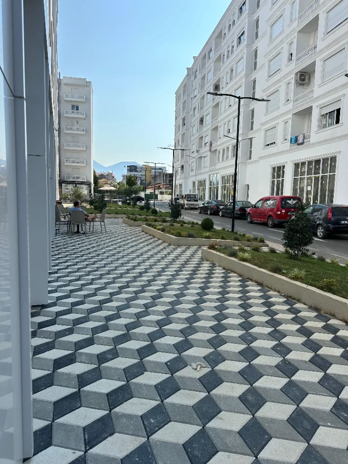 Tirane, jepet me qera ambjent biznesi Kati 0, 55 m² 499 € (Rruga "Donald Trump")