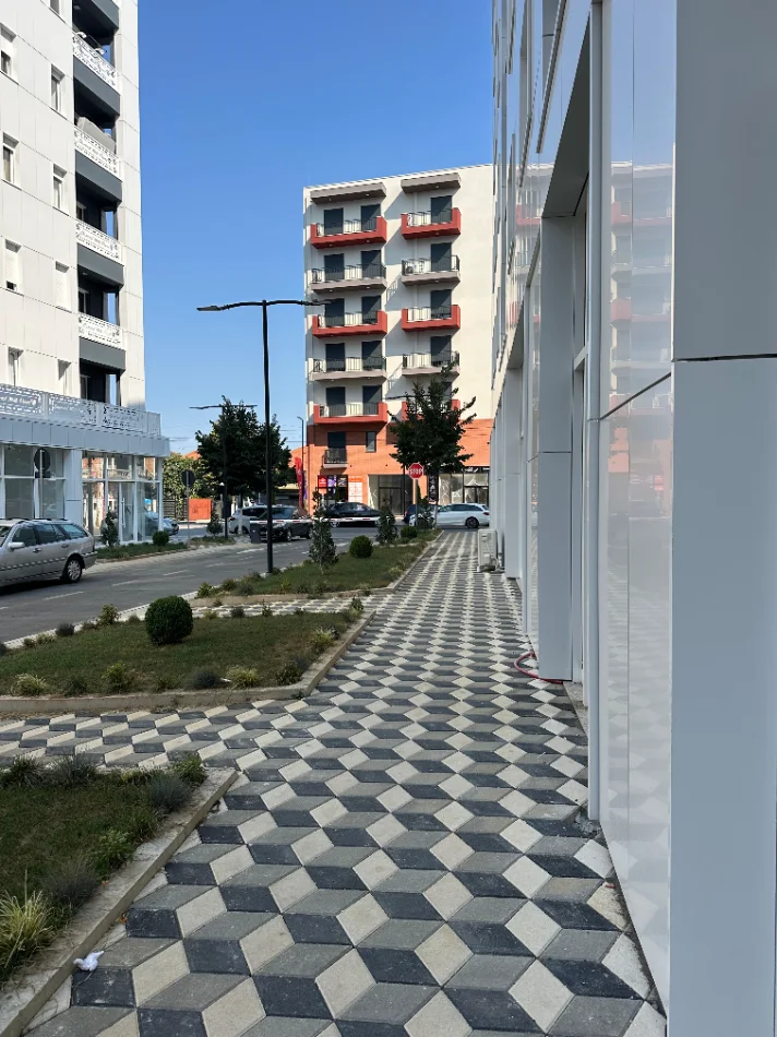 Tirane, jepet me qera ambjent biznesi Kati 0, 55 m² 499 € (Rruga "Donald Trump")