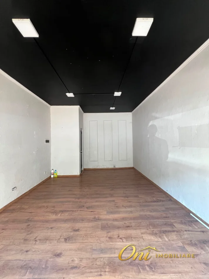 Tirane, jepet me qera dyqan Kati 0, 50 m² 600 € (SHESHI WILLSON)
