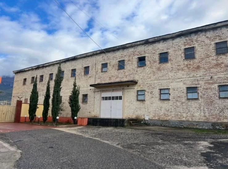 Tirane, jepet me qera magazine Kati 2, 828 m² 2.000 € (TUFINE)
