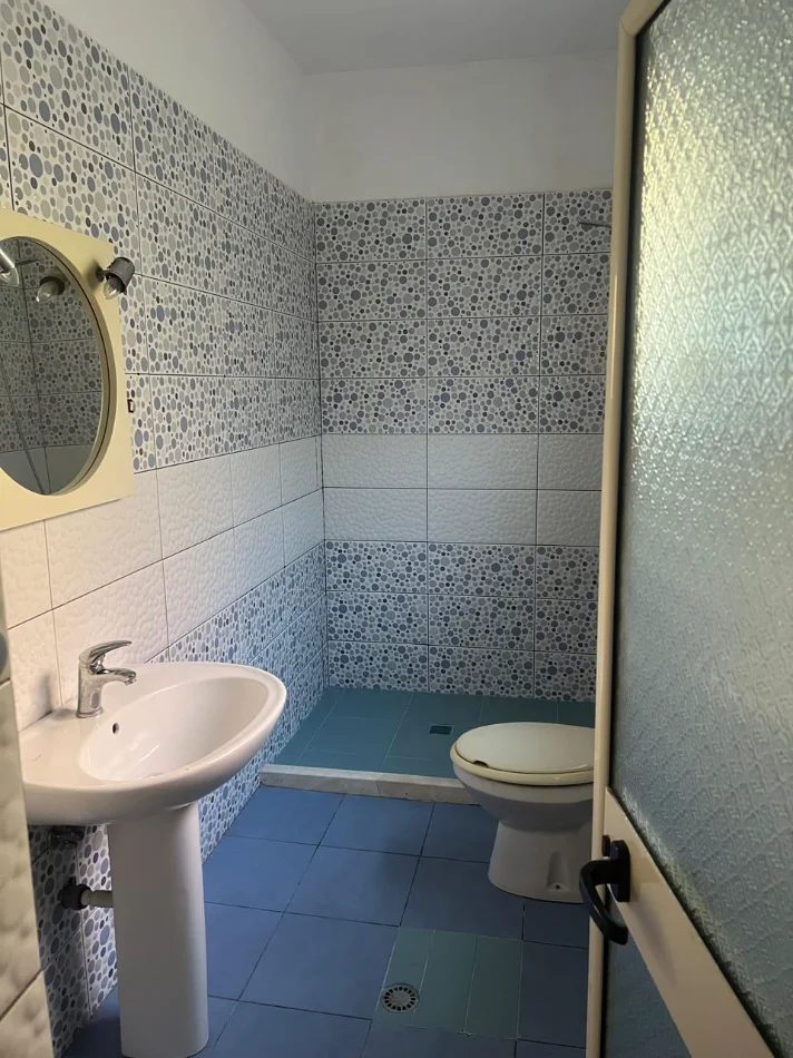 🏡 Jepet nje Hyrje  2+1📍 Në Ali Dem afer Mangalemit,  400 MIJE LEKE