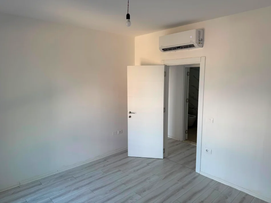 Tirane, jepet me qera zyre Kati 1, 105 m² 700 € (Bulevardi i Ri)