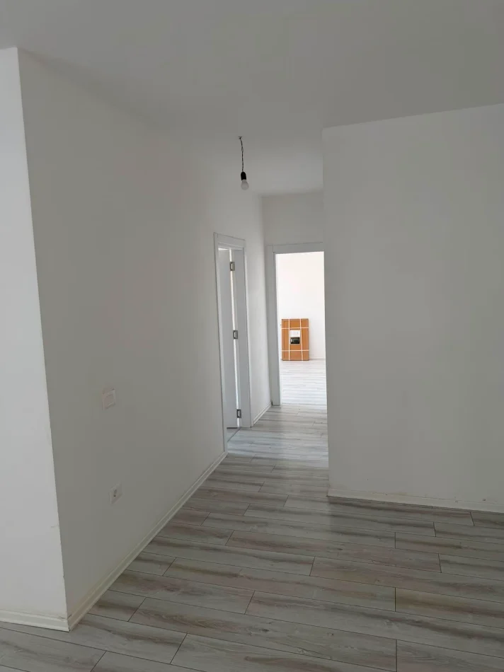 Tirane, jepet me qera apartament 2+1+Ballkon Kati 1, 105 m² 700 € (Bulevardi i Ri, Kompleksi Ndregjoni)