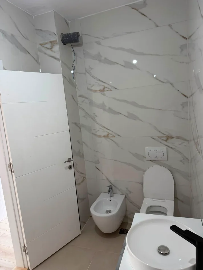 Tirane, jepet me qera apartament 2+1+Ballkon Kati 1, 105 m² 700 € (Bulevardi i Ri, Kompleksi Ndregjoni)