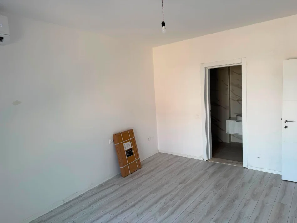 Tirane, jepet me qera apartament 2+1+Ballkon Kati 1, 105 m² 700 € (Bulevardi i Ri, Kompleksi Ndregjoni)