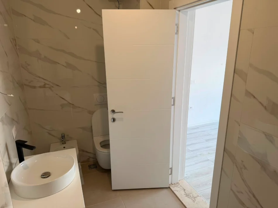 Tirane, jepet me qera zyre Kati 1, 105 m² 700 € (Bulevardi i Ri)