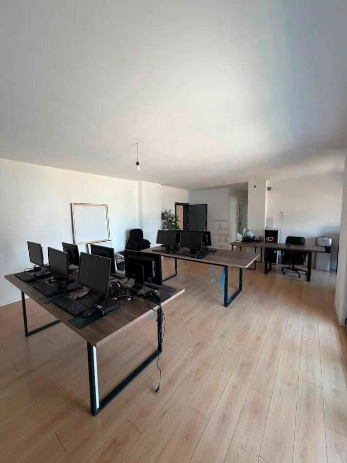 Tirane, jepet me qera zyre Kati 2, 122 m² 1.300 € (Bulevardi i Ri)