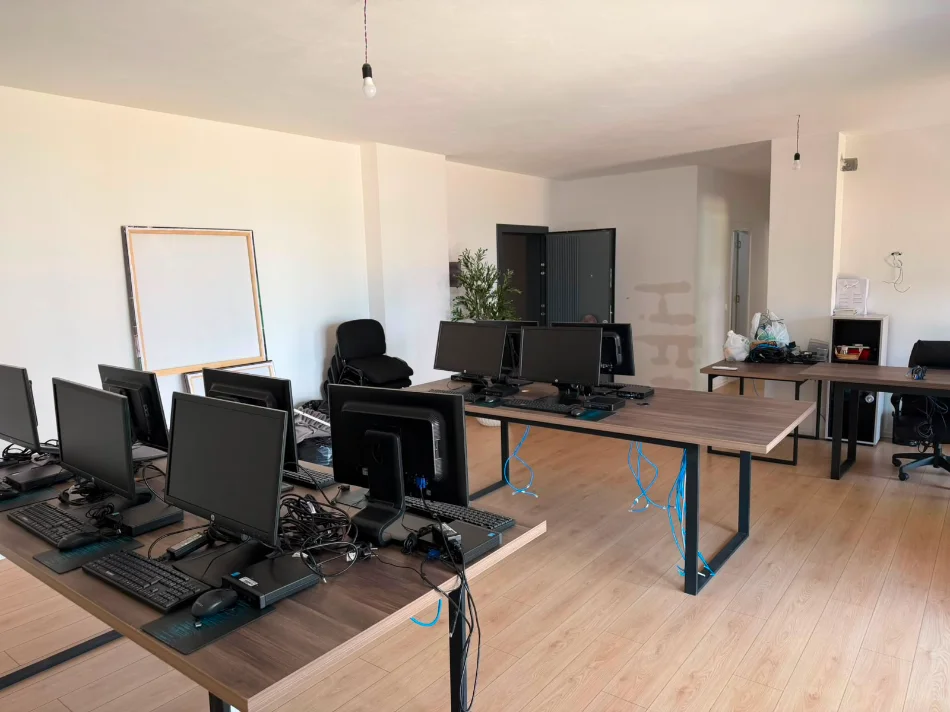 Tirane, jepet me qera zyre Kati 2, 122 m² 1.300 € (Bulevardi i Ri)